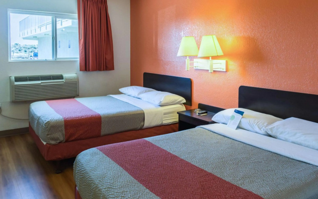 Motel 6 Bakersfield, CA - East