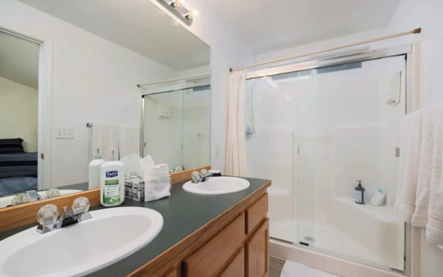 Rock Bluff Retreat - Home for 6!