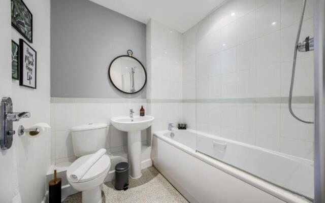 Cosy House │ RICOH │ M6 │ Sleeps 6 │ EMPOWER HOMES