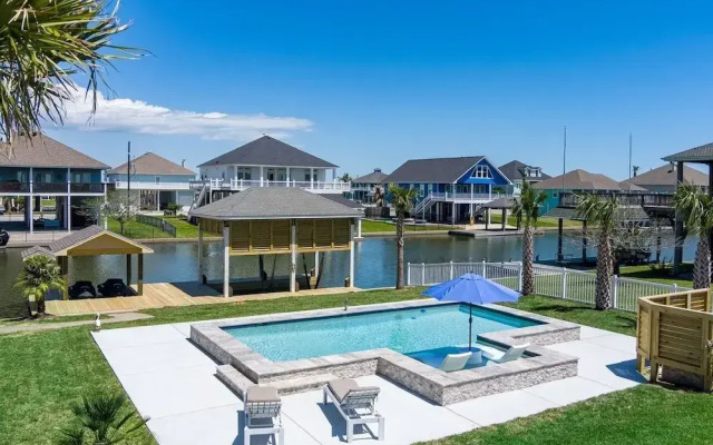 Bolivar Slam 3 Bedroom Home by RedAwning