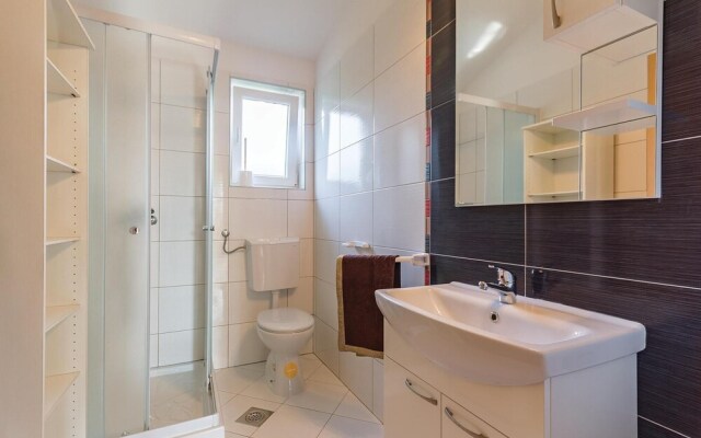 Beautiful Home in Liznjan With Wifi and 6 Bedrooms