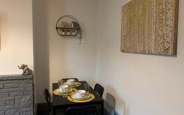 Rectory - Lovely 4 bedroom maisonette Gateshead free parking