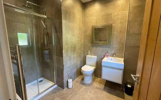 Cotswolds Lakeside Home-Summer Lake