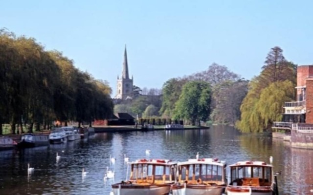 Walking Distance to Town Free Parking & Wifi