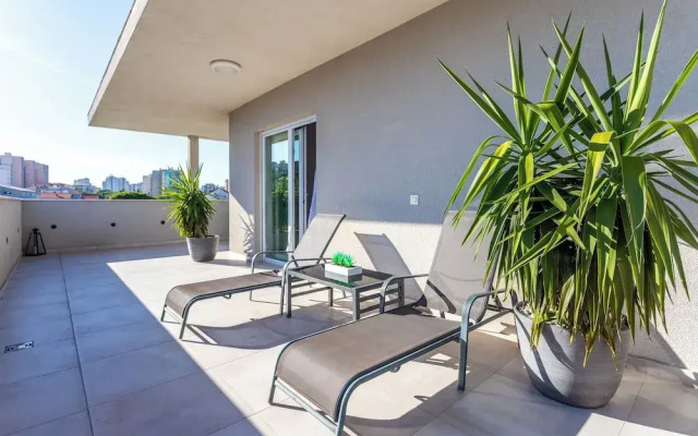 Luxury Modern Penthouse w Jacuzzi & Huge Terrace