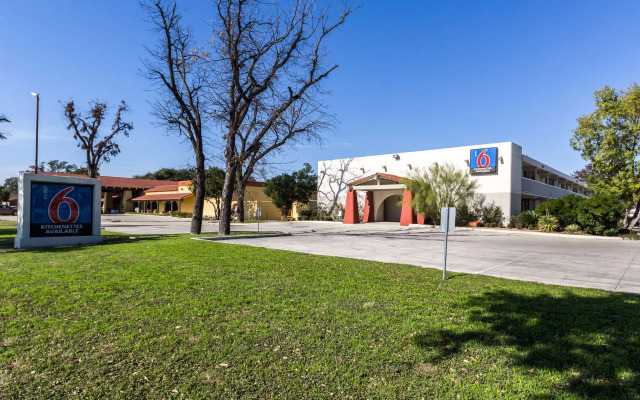 Motel 6 Uvalde, TX