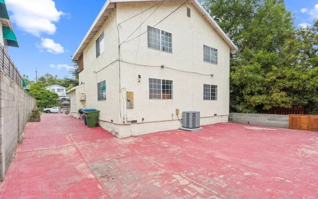 Russell House Near Hollywood & Griffith Park 3 Bedroom Home