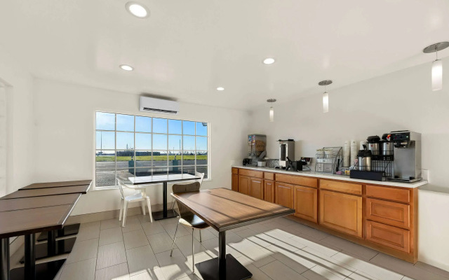 Super 8 by Wyndham Crescent City