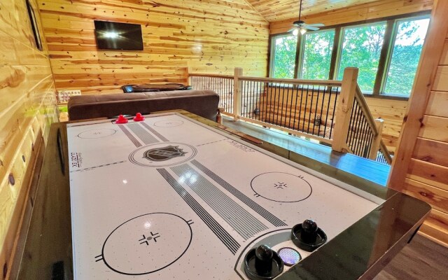 South Side Serenity 2 Bedroom Cabin by RedAwning