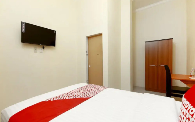 OYO Living 1332 Almonsari Residence