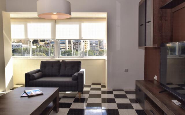 2 Bedroom, Bright & Central Top Floor Apartment - 5