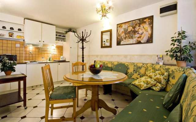 Alice Apartment House