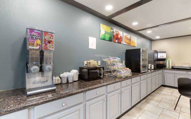 Quality Inn Newton at I-80