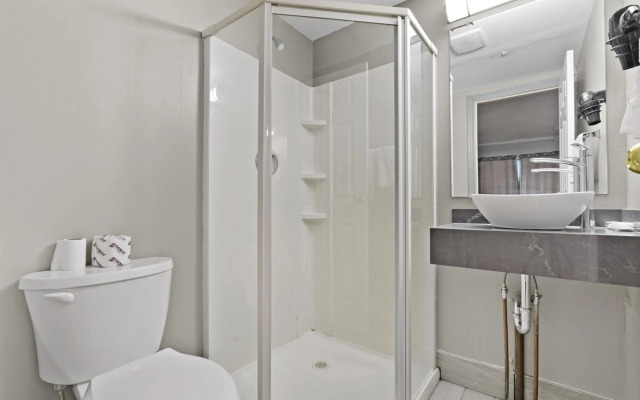 Niagara Lodge & Suites