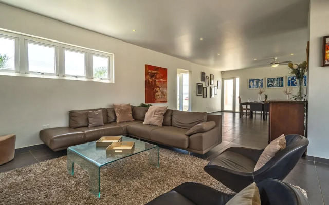 Stunning Modern Home, Near Beaches Full AC