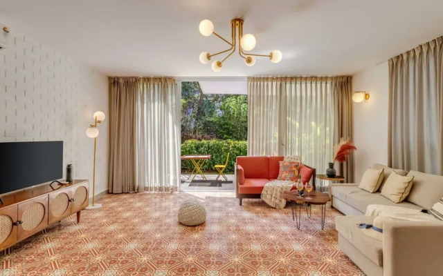 Stylish 2BR w Pool Near Candolim and Coco Beach