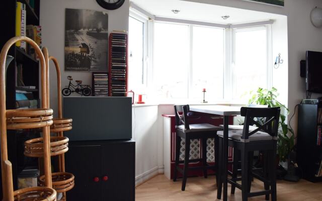 Cosy 2 Bedroom Flat Overlooking Canal in Hackney