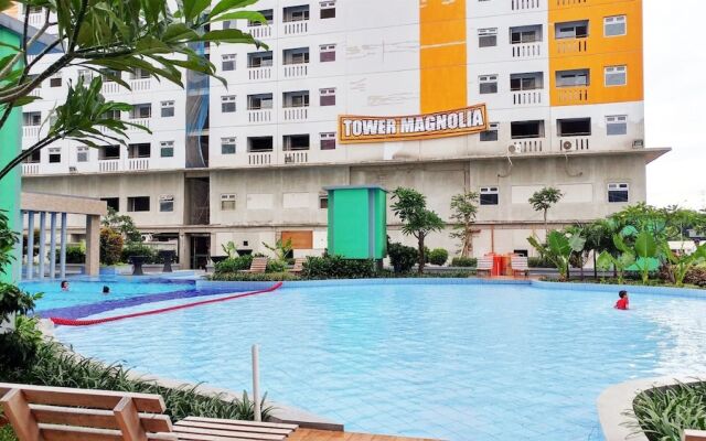 Cozy and Homey Green Pramuka City Apartment