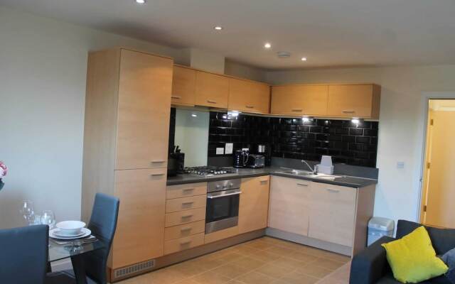 Remarkable 2-bed Apartment in Reading