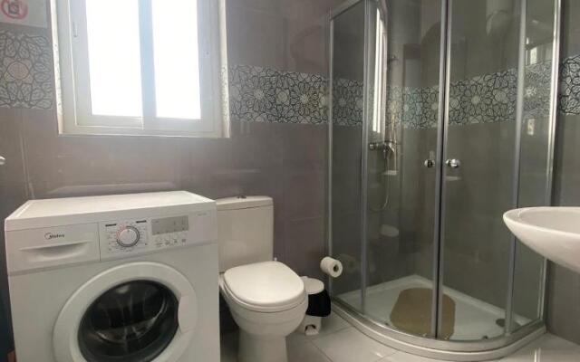 F9-2 Room 2 single beds shared bathroom in shared Flat