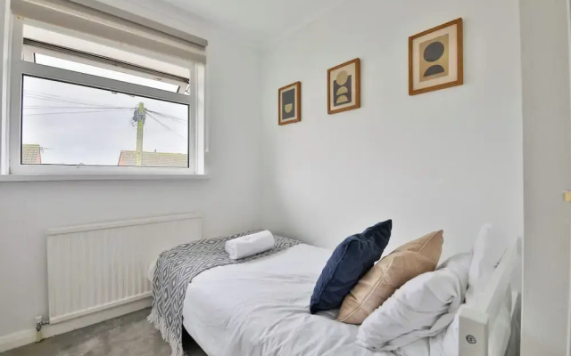 3 Bed House with Private Parking