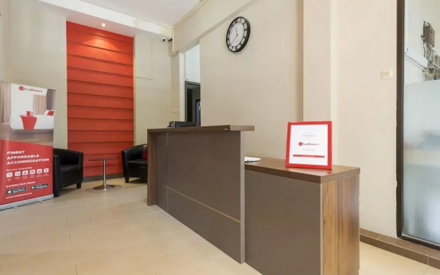 RedDoorz near Grand City Mall 2