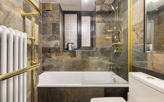 Mayfair 3-bed 5-guest Berkeley Square 1729 House