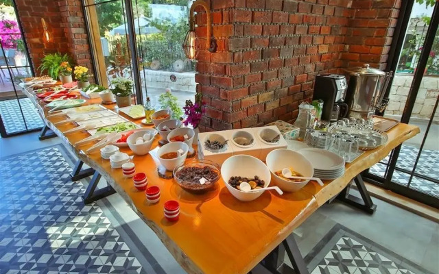 Lale Hotel