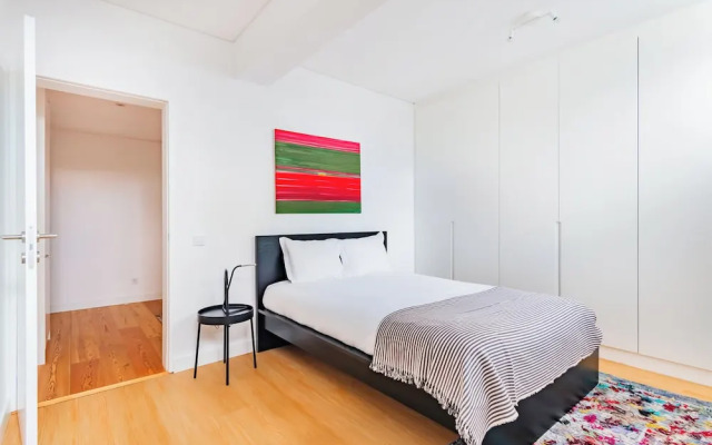 Oeiras Spacious and Coastal Flat