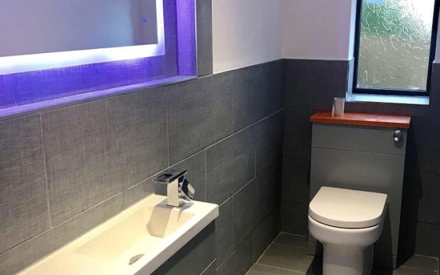 Charming 2-bed Flat in Swansea