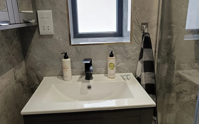 High Wycombe - 1bed Apartment - Sleeps 3 - Parking