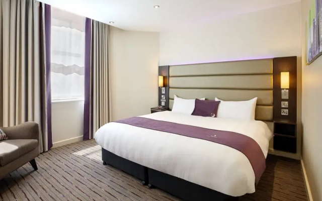 Premier Inn Woking West (A324)