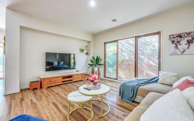 Stylish Luxe House at Point Cook – Guest Rooms – Melbourne