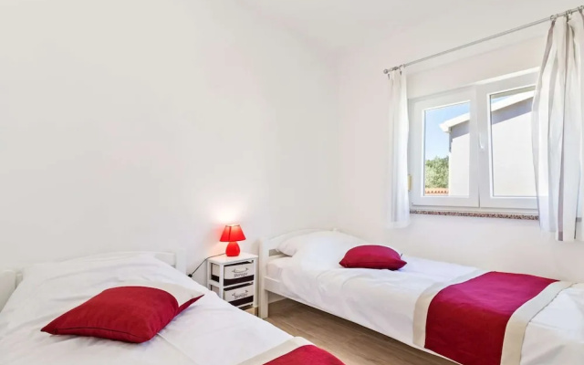Stylish Holiday Home in Banjole With Swimming Pool