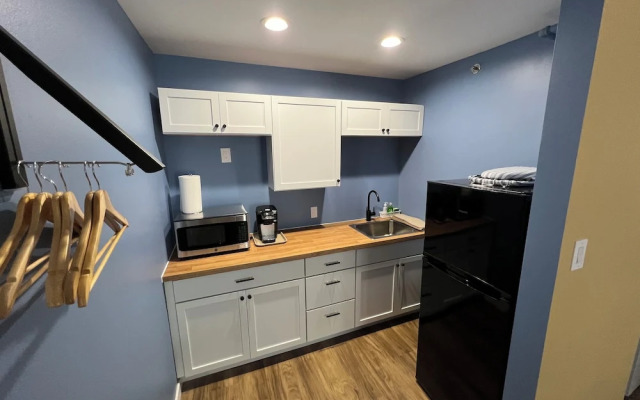 Lighthouse Inn & Suites