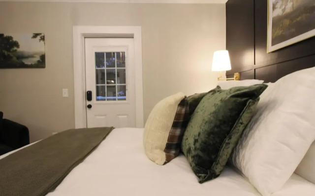 The Aurora Inn & Cottages