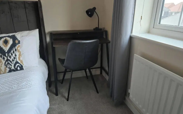 House - Sleeps 6 & Parking