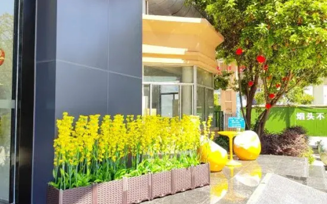 Meitian Holiday Hotel (Shaanxi University of Technology)