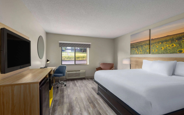 Days Inn & Suites by Wyndham Kansas City South