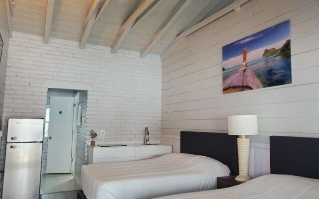 Hollywood Gardens Inn & Suites