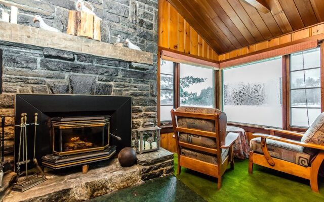 Deja Blue~mary Lake Boathouse~full of Charm!