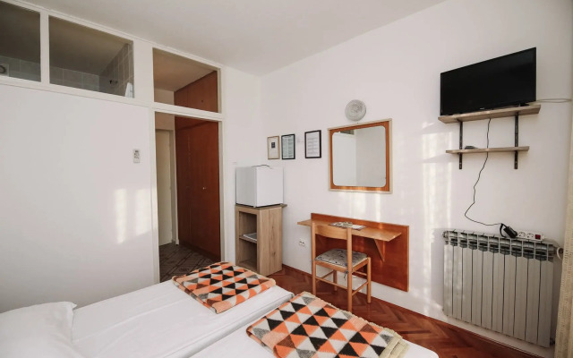 Apartments & Rooms Peranic