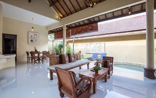 8-BR Private Pool Villa Walk to Seminyak Beach