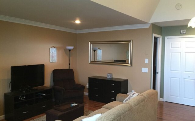 Lakefront Luxury Studio Condo With Free Dock