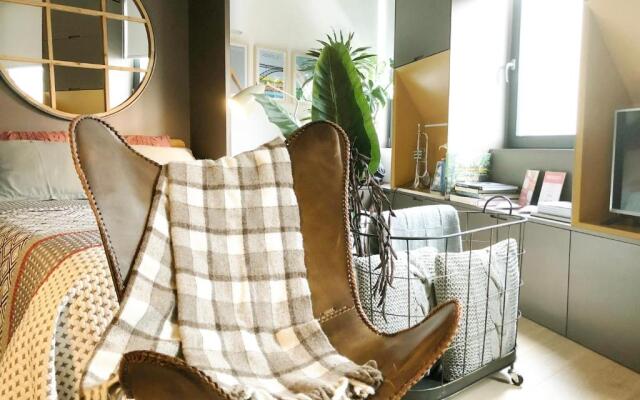 HOMEinTOWN Camoes - Downtown Elegant Studio AC & WIFI