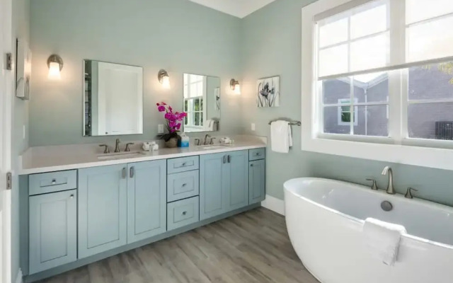 Springtide House by Brightwild Waterfront Pool