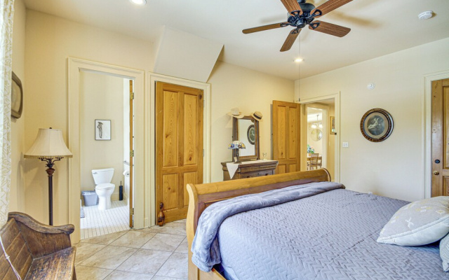 Eclectic Mandeville Home: Walk to Lakefront Park