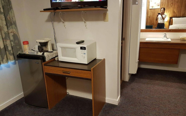 Econo Lodge Inn & Suites