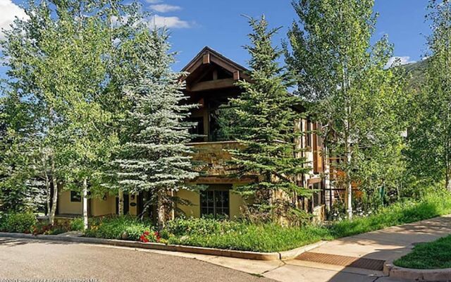 Fox Crossing Luxury Home