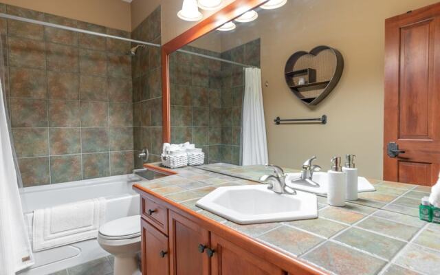 Mountain Time-spacious, Private Hot Tub,great View